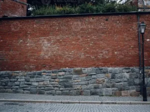 Wie grundiert man eine Wand? Wand richtig vorbereiten und Grundierung gleichmäßig auftragen