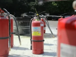 Wo kann man alte Feuerlöscher entsorgen? Geeignete Annahmestellen und Regeln für die sichere Entsorgung